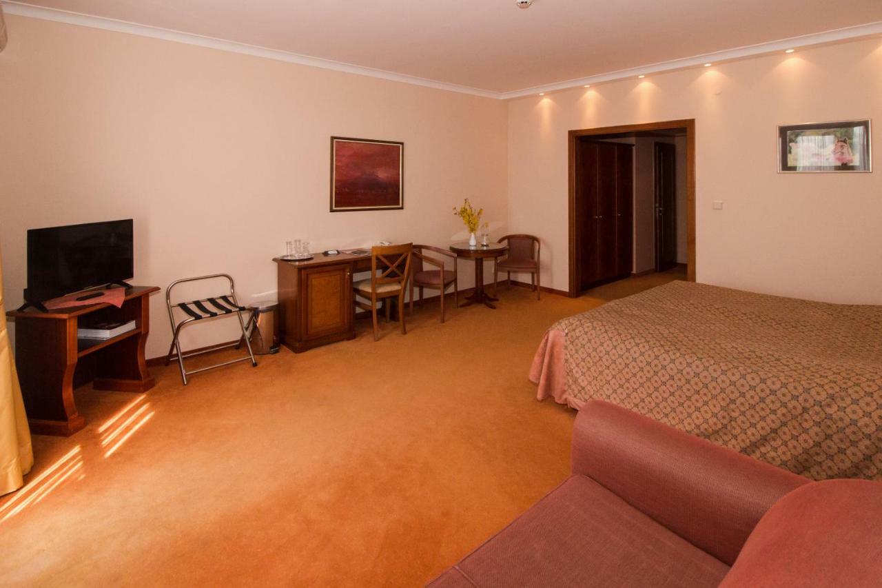 Hasik Hotel Magyarpolany ภายนอก รูปภาพ